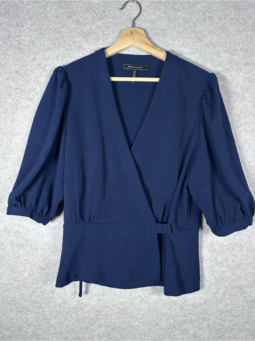 BCBGMaxAzria Women’s Textured Navy Blue Wrap Blouse Puff Sleeves Short Top M